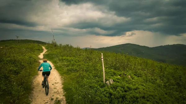 Yaz Dağları Manzarasında Bisikletli Bir Kadının Hava Görüntüsü Mtb Bisiklet — Stok fotoğraf