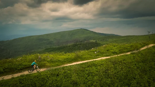 Prise Vue Aérienne Une Femme Vtt Vélo Dans Paysage Montagneux — Photo