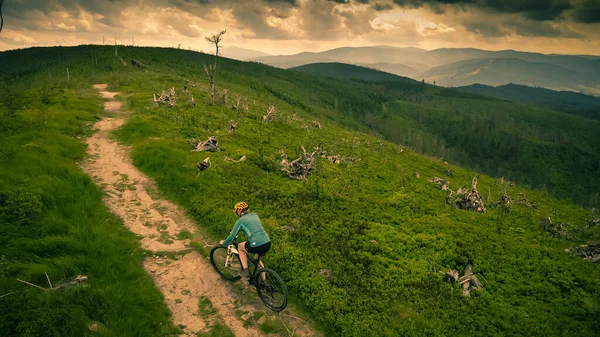 夏の山の風景の中に自転車に乗ってマウンテンバイクの女性の空中ショット 女性サイクリングMtbアウトドアアドベンチャー砂利シングルトレイル — ストック写真
