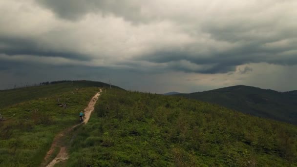 산악자전거를 여성이 지역에서 자전거를 장면이 목격되었습니다 Mtb 실외에서 자전거를 자국하나 — 비디오