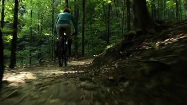 Ciclismo Donna Uomini Sella Biciclette Tramonto Montagne Foresta Paesaggio Coppia — Video Stock