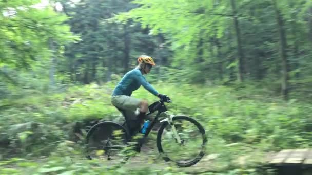 Jazda Rowerze Kobiet Mężczyzn Rowerach Zachodzie Słońca Las Krajobraz Gór — Wideo stockowe