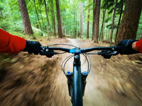 サイクリングマン日没の山の森の風景で自転車に乗る サイクリングMtbエンデューロフロートレイルトラック アウトドアスポーツ活動 — ストック写真