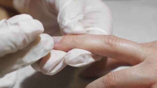 Kobieta coraz manicure paznokci. Przygotować się do lakieru. — Wideo stockowe