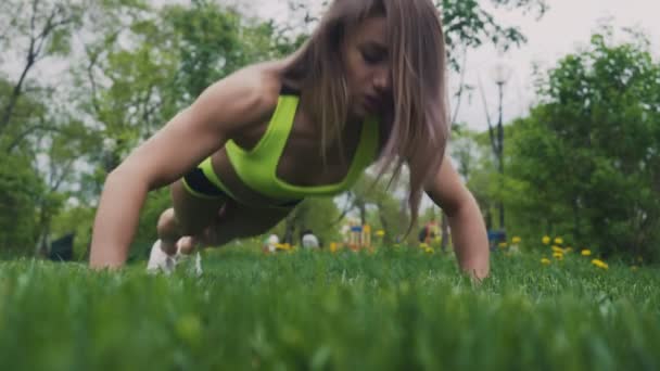 Young girl doing exercises outdoors — Stock Video