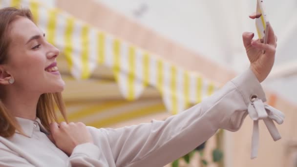 Joven hermosa chica haciendo selfie en interiores . — Vídeo de stock