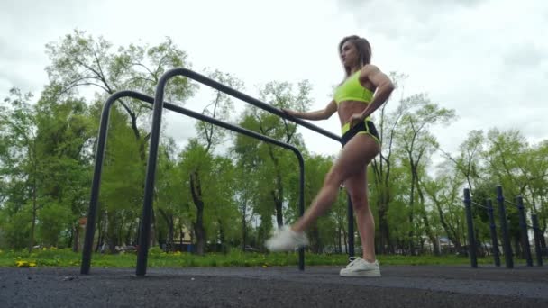 Estilo de vida saudável fitness mulher aquecimento pernas antes do treino — Vídeo de Stock