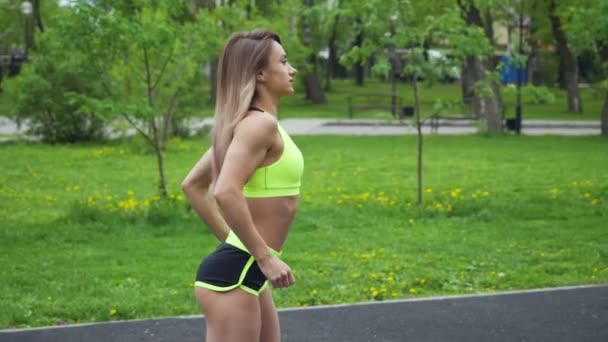 Здоровий спосіб життя фітнес жінка розігріває ноги перед тренуванням — стокове відео