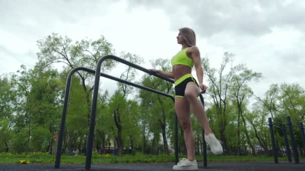 Zdravý životní styl fitness žena zahřívání nohy před tréninkem — Stock video