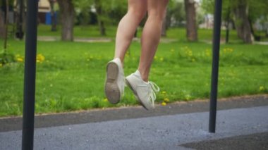 Atletik kız egzersiz triceps paralel bar