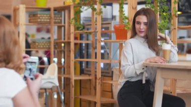 Kadın alarak fotoğraf onun arkadaşı telefon kamera.