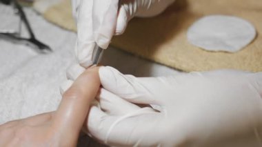 Tırnak manikür alma işlemi. Manikür kavramı.