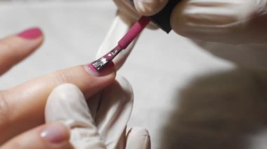 Kadın Başlarken tırnak manikür. Vernik çivi kapsar.