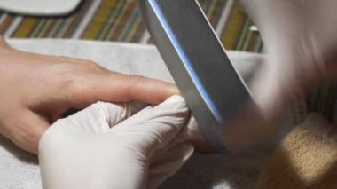 Kadın Başlarken tırnak manikür. Vernik kaplama için hazırlamak.