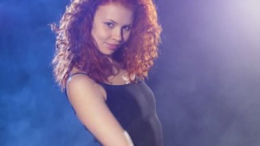 Cinsel kadın mavi ve mor arka plan üzerinde dans.