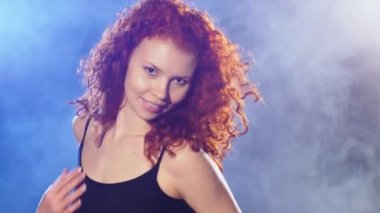 Cinsel kadın mavi ve mor arka plan üzerinde dans.