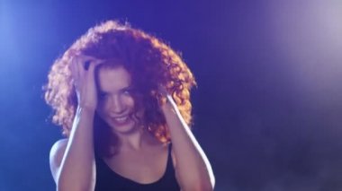 Cinsel kadın mavi ve mor arka plan üzerinde dans.