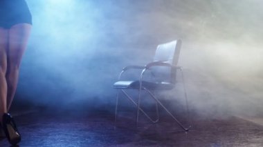 Sandalyeyle dans cinsel esnek Kızıl saçlı kadın.