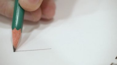 Küçük el boş kağıt üzerinde bir kalemle çizim.