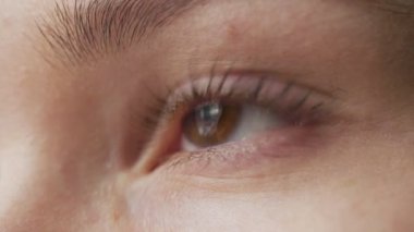 Etrafa kadının göz yakın çekim.