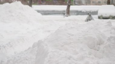 Traktör yolu sonra yoğun kar yağışı temizler..