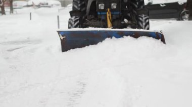 Traktör yolu sonra yoğun kar yağışı temizler..