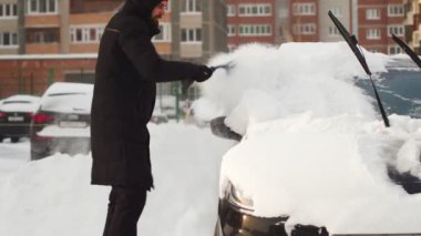 Fırça bahçedeki kar arabasıyla takas adam.