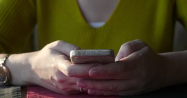 Smartphone kullanarak eller yakın çekim çekim.