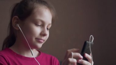 Küpe ve duygu ritm müzik kız.