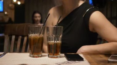 Kokteyller üzerinde tablo ön iki cam.