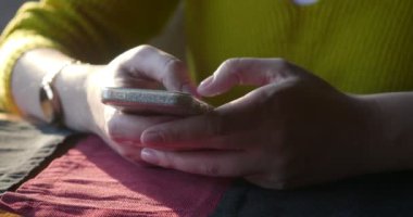 Smartphone kullanarak eller yakın çekim çekim.