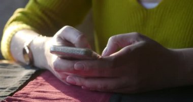 Smartphone kullanarak eller yakın çekim çekim.