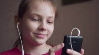 Küpe ve duygu ritm müzik kız.