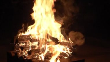 Gece ızgara yangında parlak Alevi.