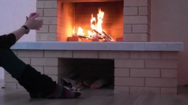 Elleri yangın şömine, ısınma kadın.