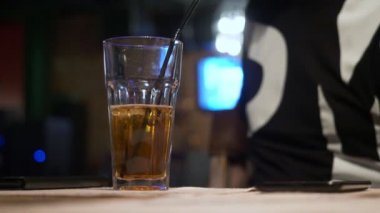 Tablo ön plan üzerinde kokteyl bardak.