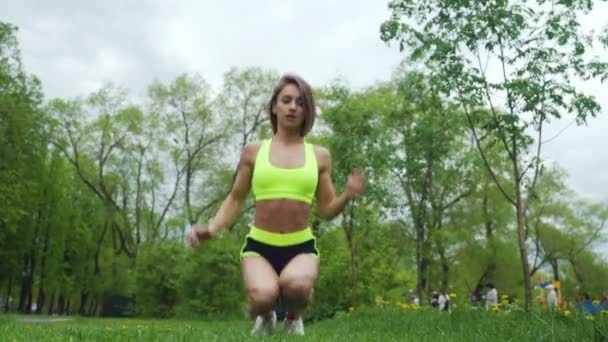 Αθλητική νεαρό θηλυκό κάνει push ups — Αρχείο Βίντεο