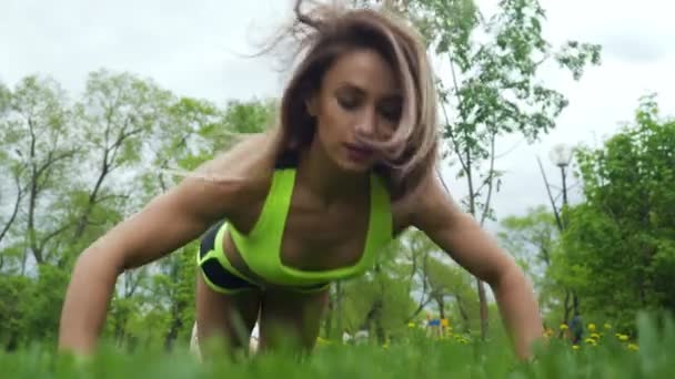 Спортсменка молода жінка робить поштовхи — стокове відео