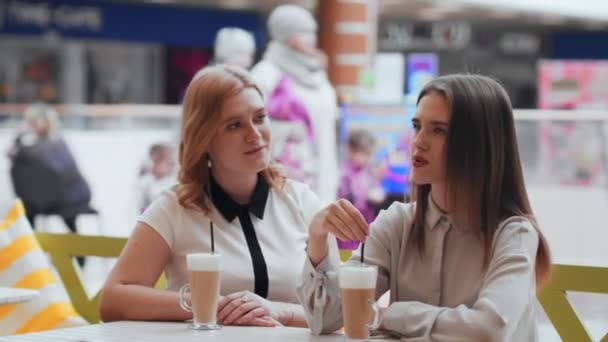 Mladé ženy, pití kávy a komunikaci v kavárně. — Stock video