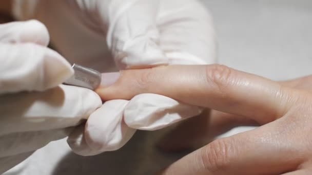 Mujer haciéndose manicura de uñas. Prepárese para el recubrimiento de barniz . — Vídeo de stock