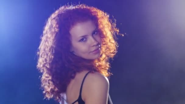 Sexuální ženy tančí modré a fialové pozadí. — Stock video