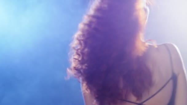 Сексуальна жінка танцює над синьо-фіолетовим тлом . — стокове відео