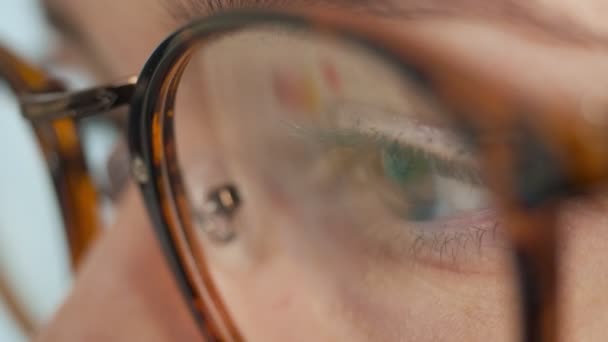 Mulher de óculos à procura na internet. Close-up . — Vídeo de Stock