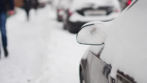 Bilar helt täckt med snö på parkering. — Stockvideo