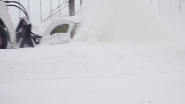 Traktor otevřelo cestu po husté sněžení. — Stock video
