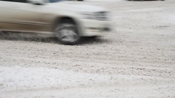 Coches que conducen por carretera nevada en invierno . — Vídeos de Stock