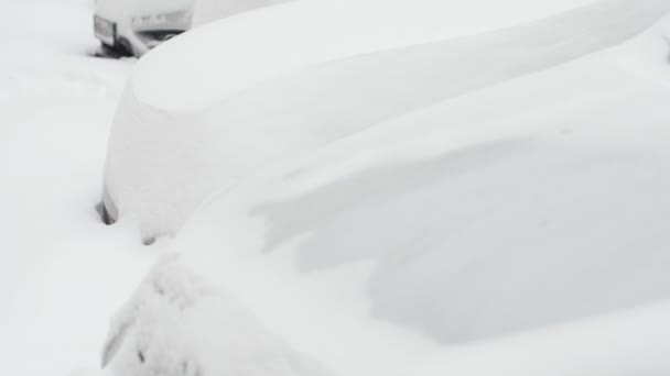 Coches completamente cubiertos de nieve en el aparcamiento . — Vídeos de Stock