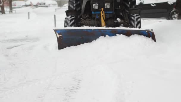 Trator limpa o caminho após a queda de neve pesada . — Vídeo de Stock