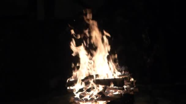 Felle vlam van vuur in de grill in de nacht. — Stockvideo