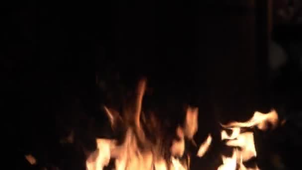 Luminosa llama de fuego en la parrilla en la noche . — Vídeo de stock